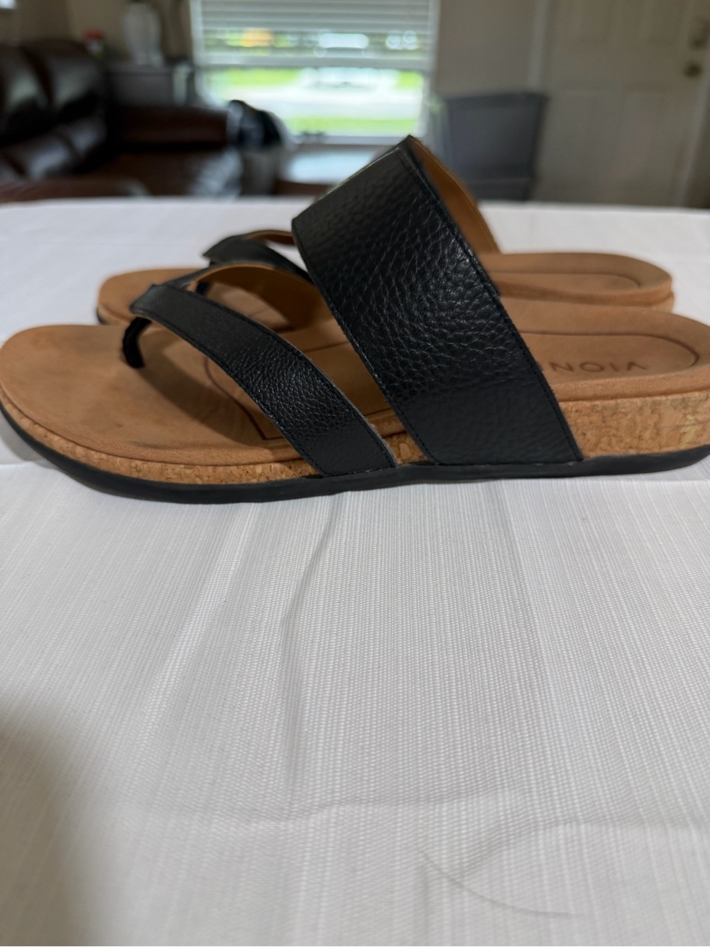 Vionic Black Dual-Strap Toe-Loop Sandals